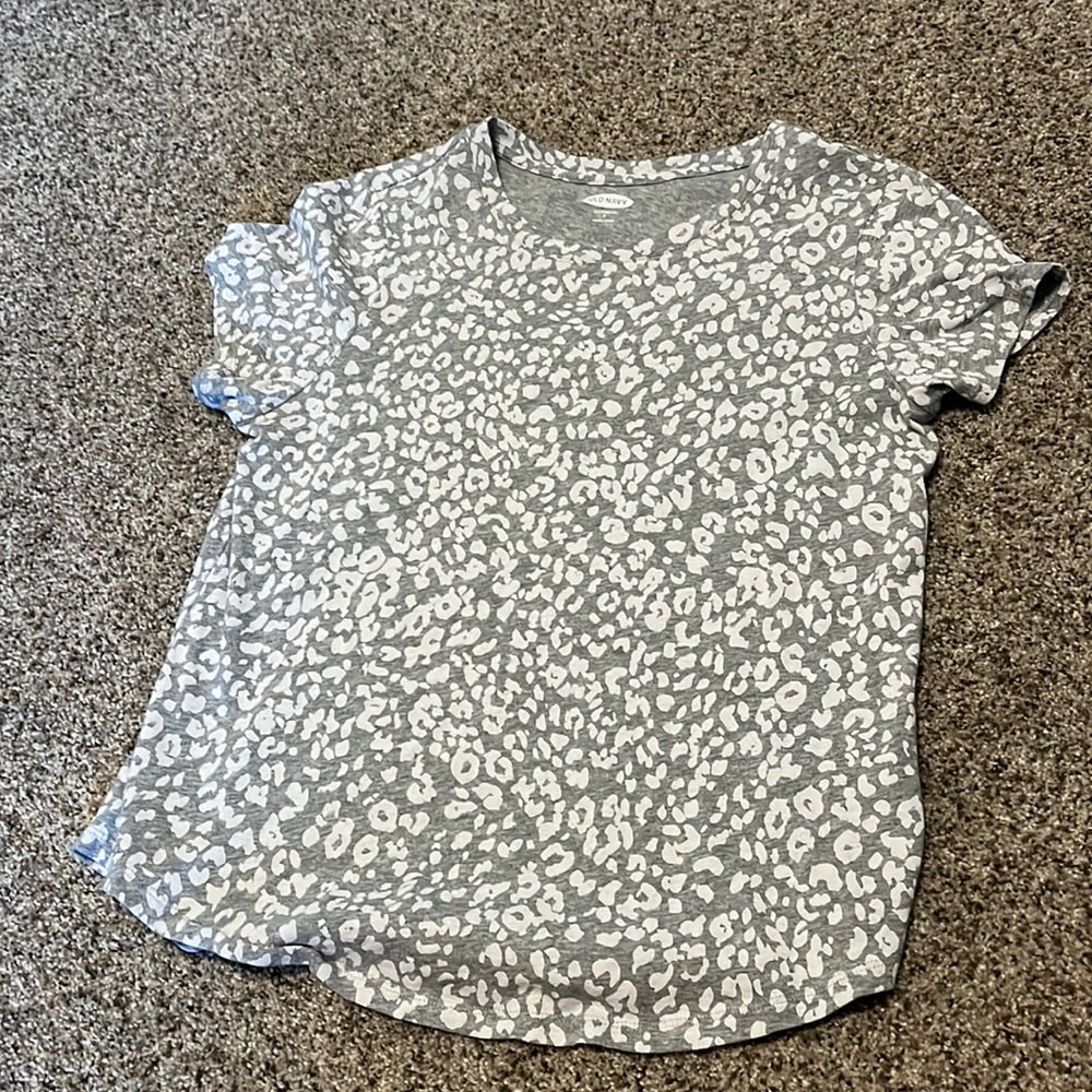Oldnavy tee shirt. Size: small. Color: grey with white cheataprint